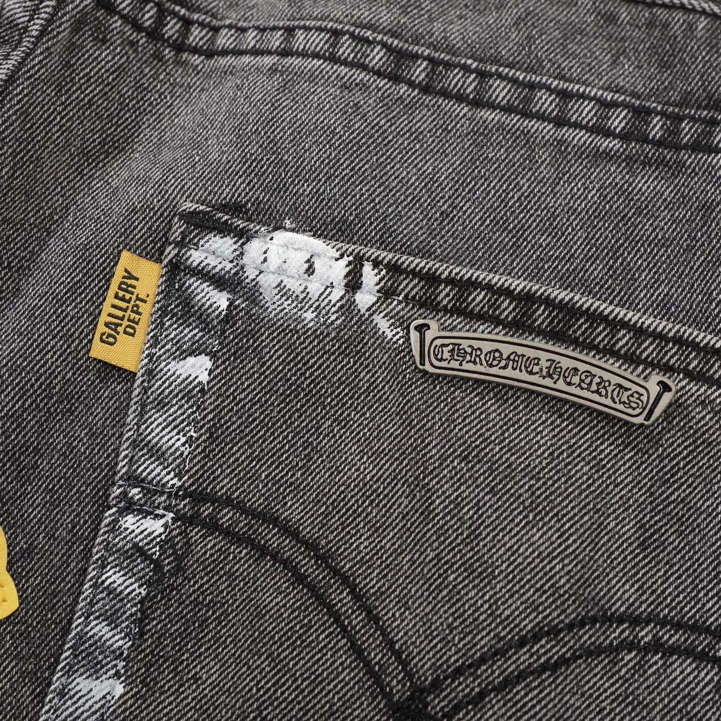 P340 top version GALLERY DEPT & Chrome hearts washed jeans with co-branded blue, yellow, black, white and multi-color stitching. Really restores the ultimate vintage texture. Three-dimensional version. Loose and comfortable, not picky about body shape. Makes taller and slimmer. Factory Seiko. Original factory quality control. Same style for men and women. Can be matched with couples. Versatile recommendation. Must-have jeans for all seasons. Fashionistas have been disappointed. From the quality selection of fabrics, the tailoring of details, and the matching of patterns, they are all impeccable! It is so handsome when worn...men, women, old and young can easily wear it! The craftsmanship is made of heavy-duty washed pure cotton denim fabric. After washing, it is soft and thick and looks very stylish when worn. Color: black Size: 28 30 32 34 36